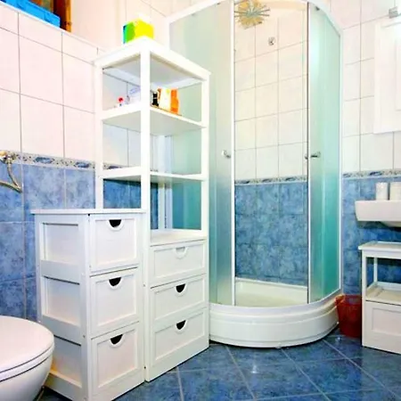 לינה וארוחת בוקר Holiday House Mir 3*