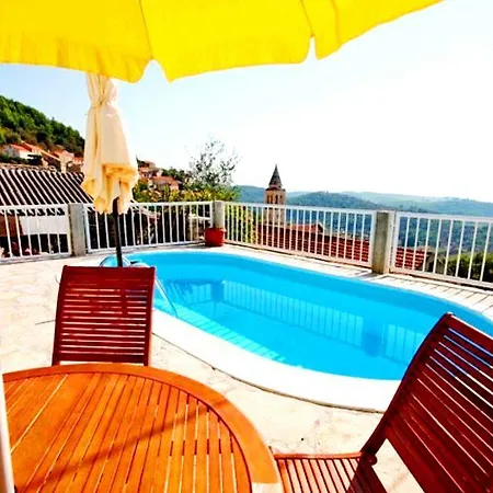 Holiday House Mir 3*