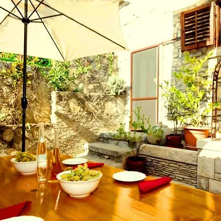 Holiday House Mir לינה וארוחת בוקר