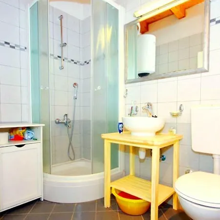 Holiday House Mir לינה וארוחת בוקר 3*