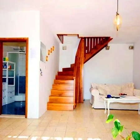 לינה וארוחת בוקר Holiday House Mir